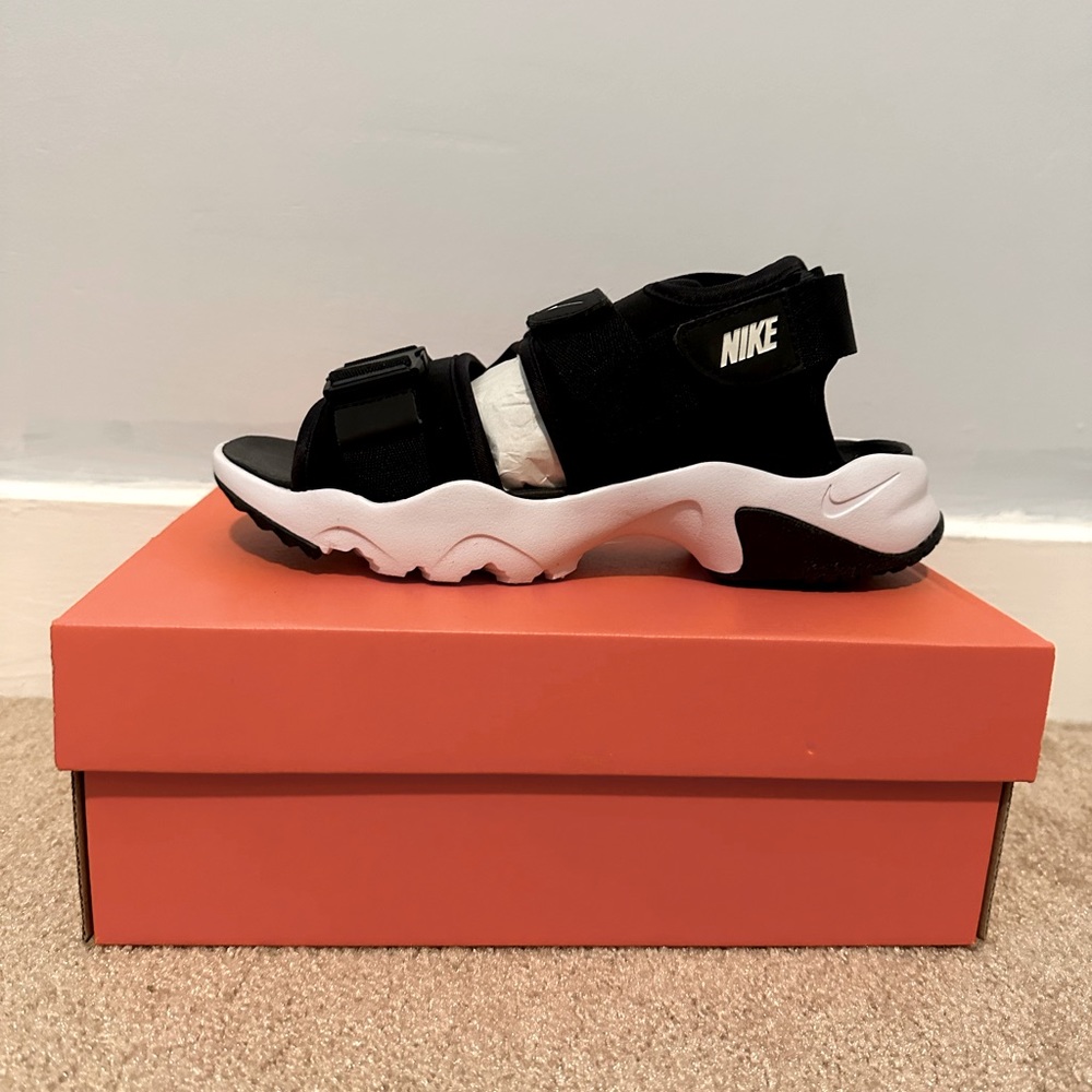 Nike Canyon Sandal (Men 6/Woman 7.5)